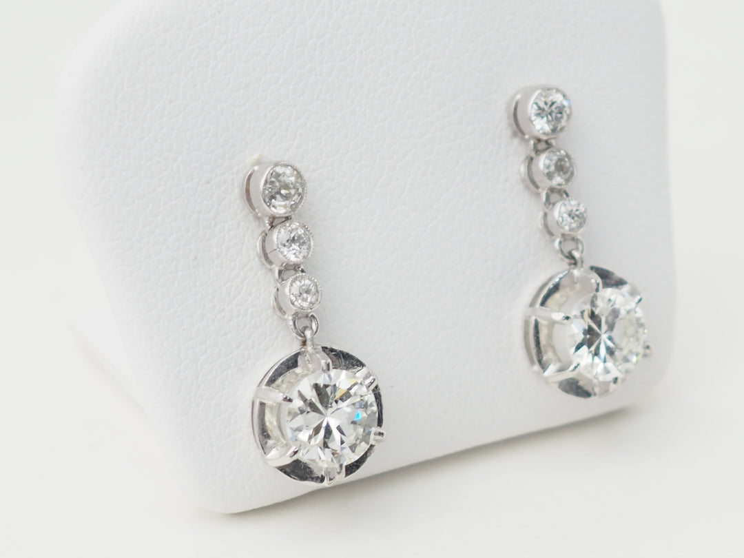 Paire de dormeuses anciennes en or blanc et diamants