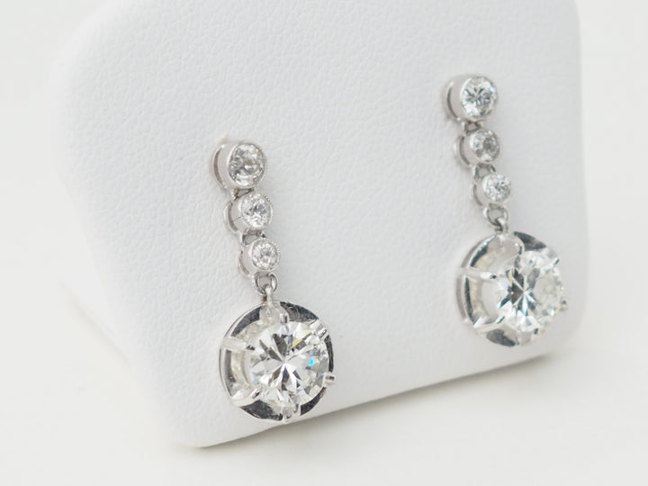 Paire de dormeuses anciennes en or blanc et diamants