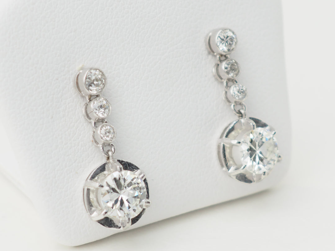 Paire de dormeuses anciennes en or blanc et diamants