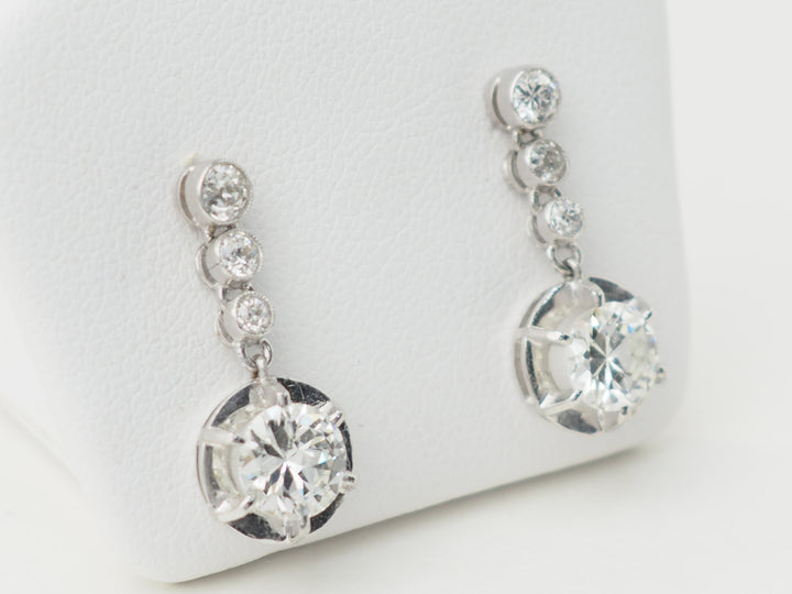 Paire de dormeuses anciennes en or blanc et diamants