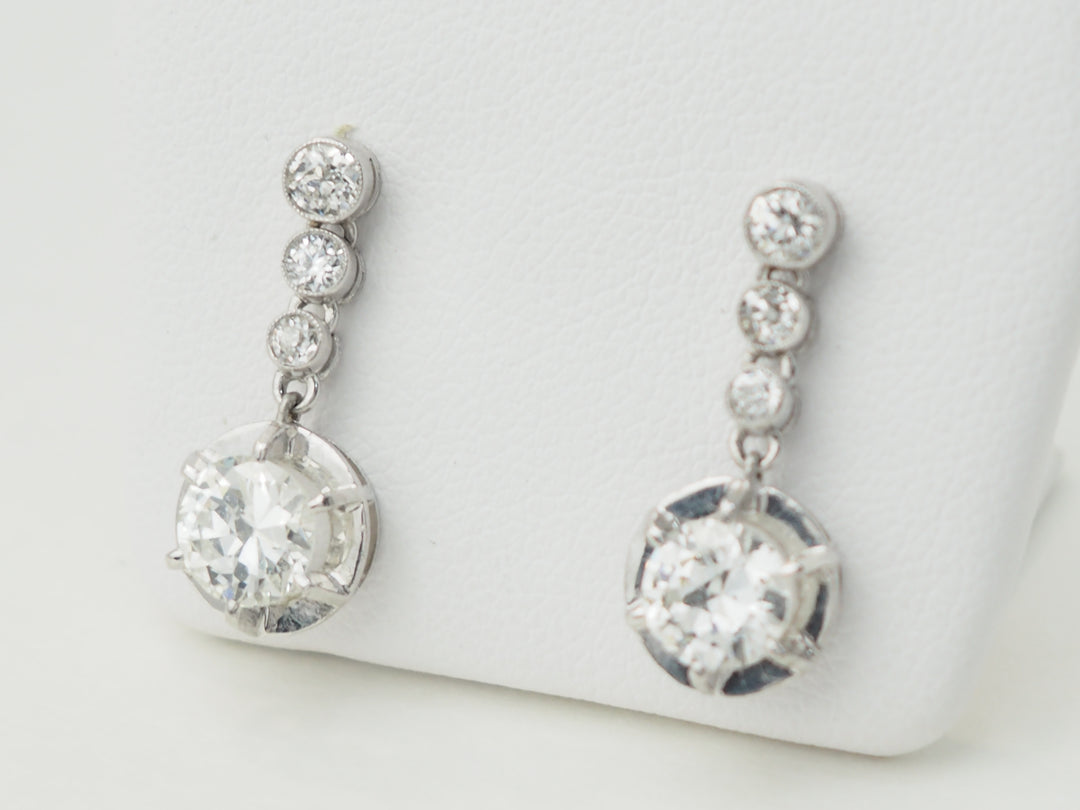 Paire de dormeuses anciennes en or blanc et diamants