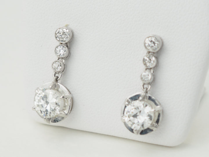 Paire de dormeuses anciennes en or blanc et diamants