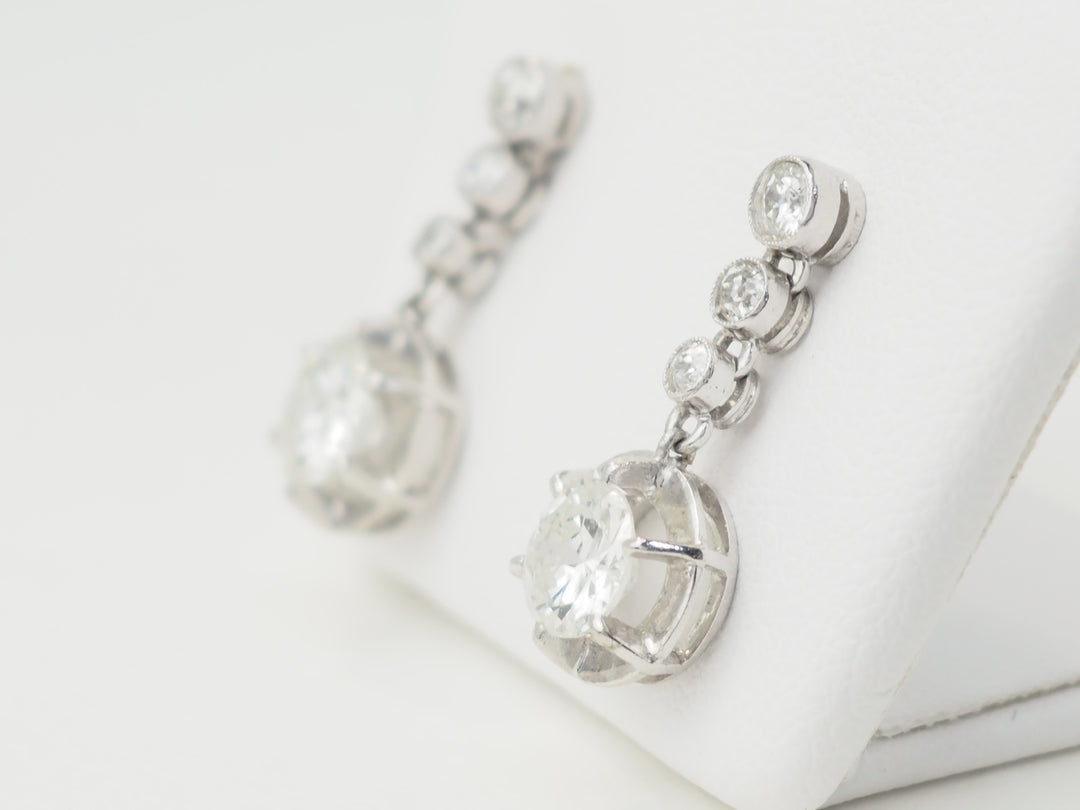 Paire de dormeuses anciennes en or blanc et diamants