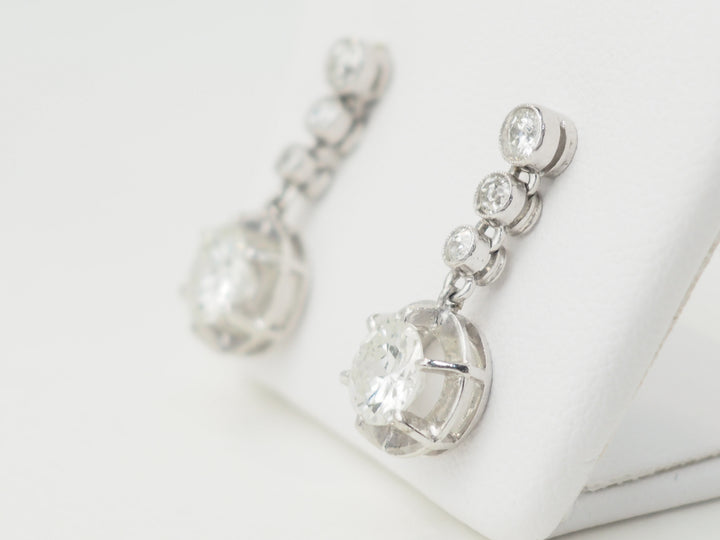 Paire de dormeuses anciennes en or blanc et diamants