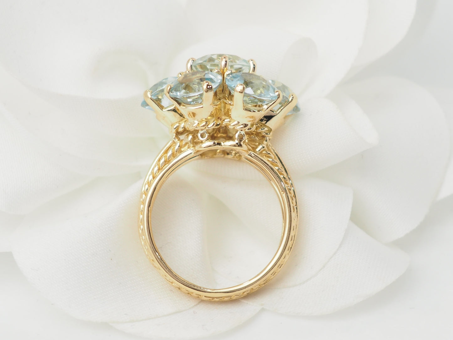 Bague fleur en or jaune et aigues marines