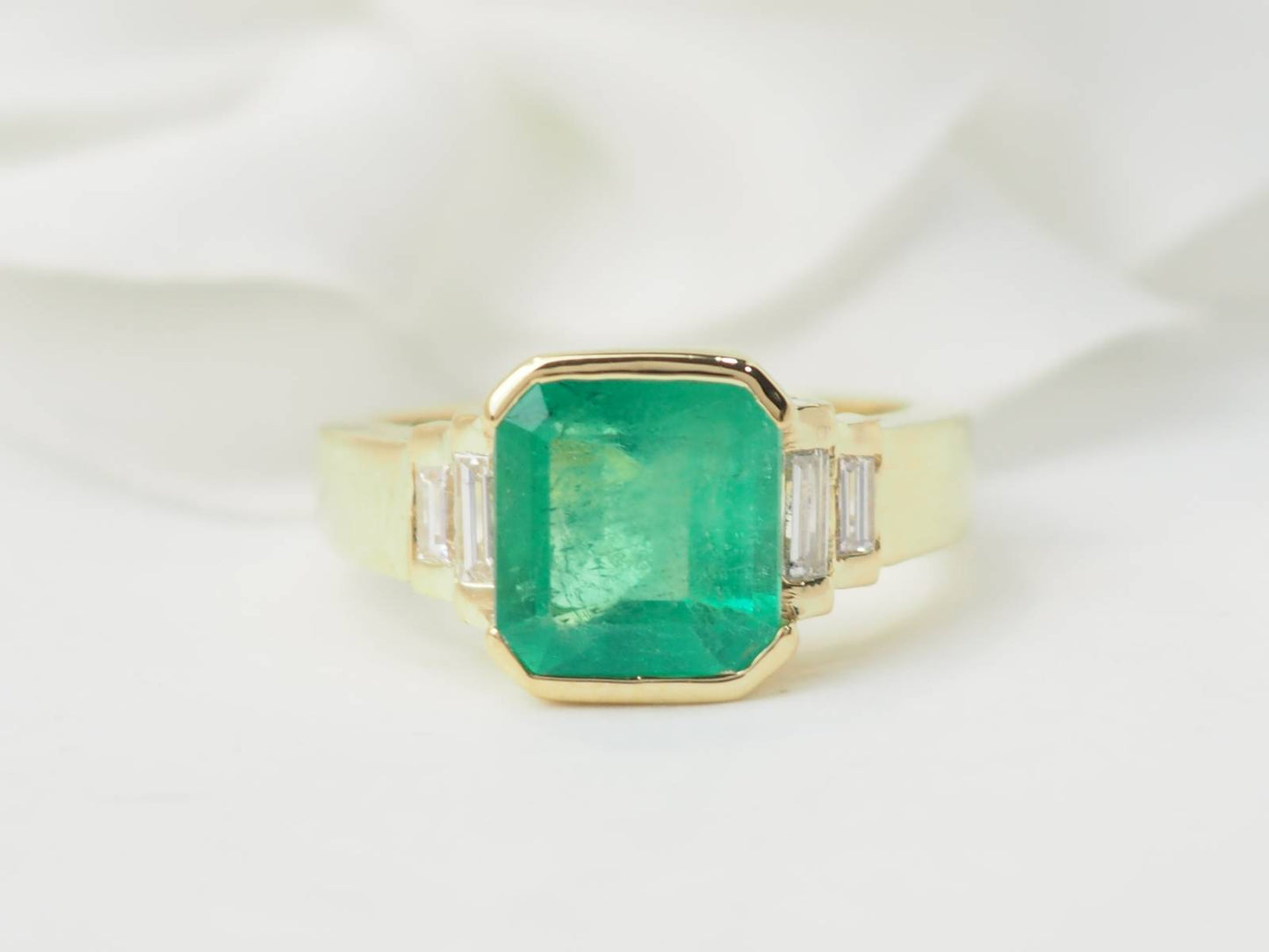 Bague en or jaune, émeraude et diamants