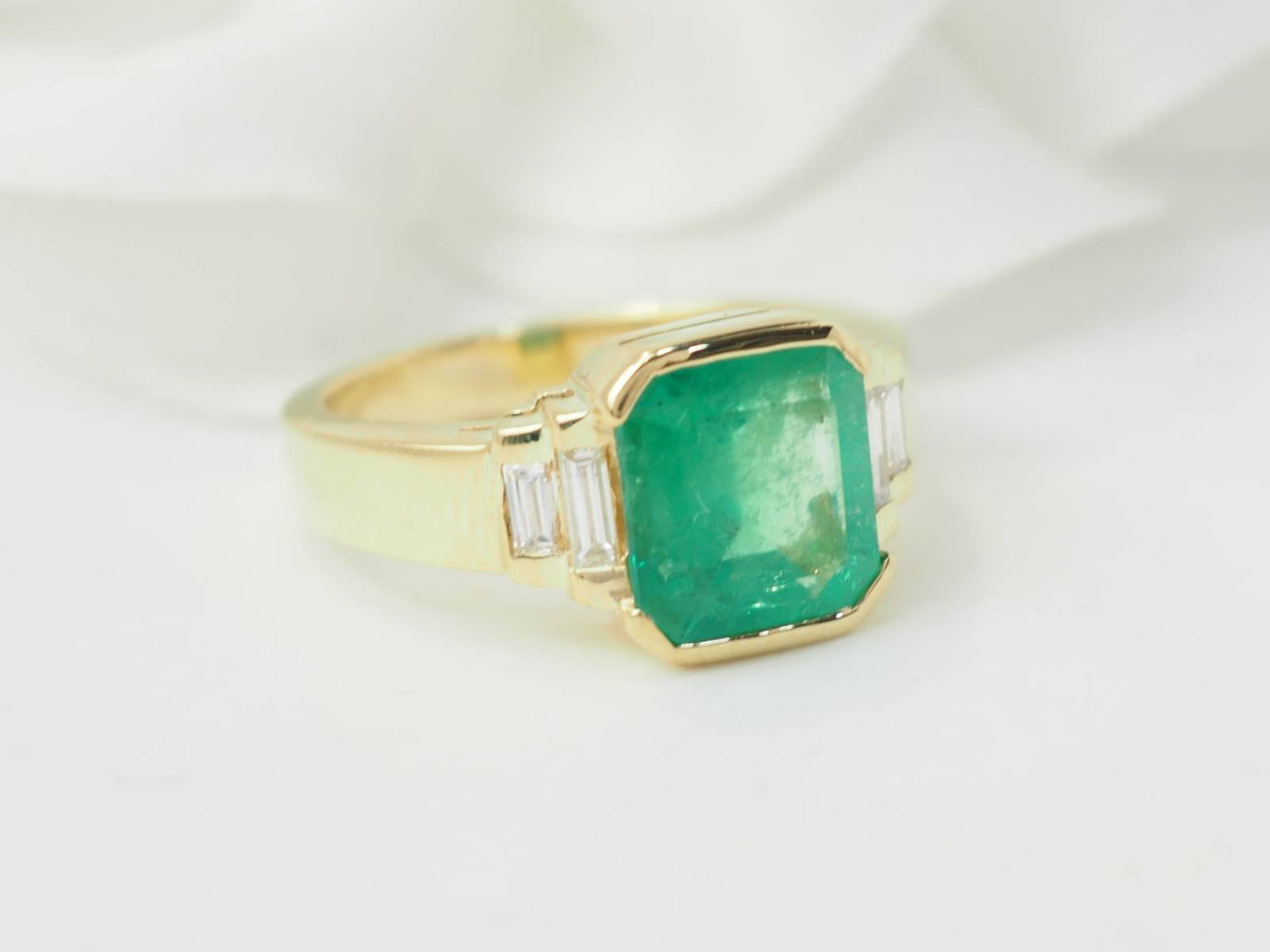 Bague en or jaune, émeraude et diamants