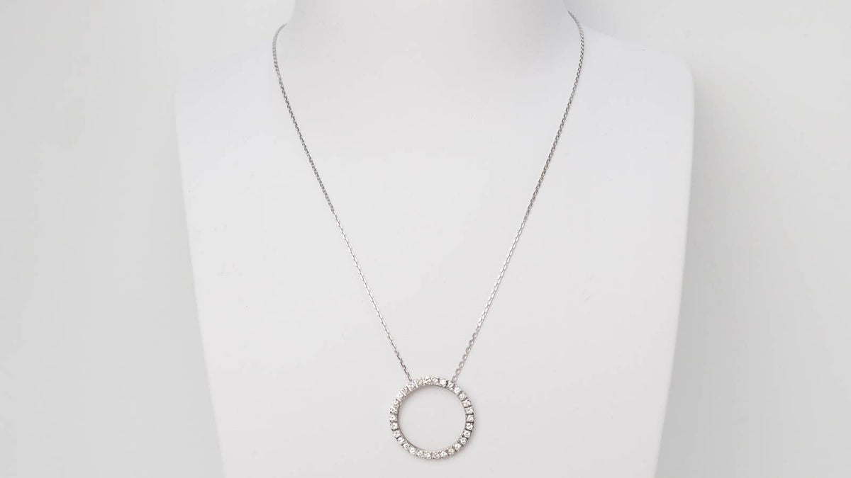 Collier pendentif cercle en or blanc et diamants