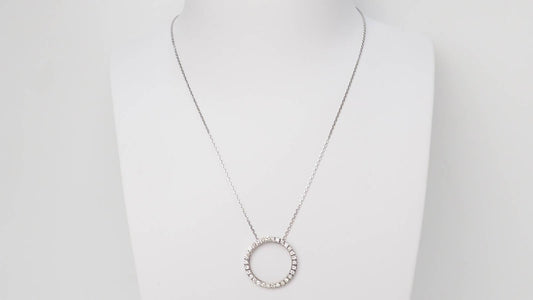 Collier pendentif cercle en or blanc et diamants
