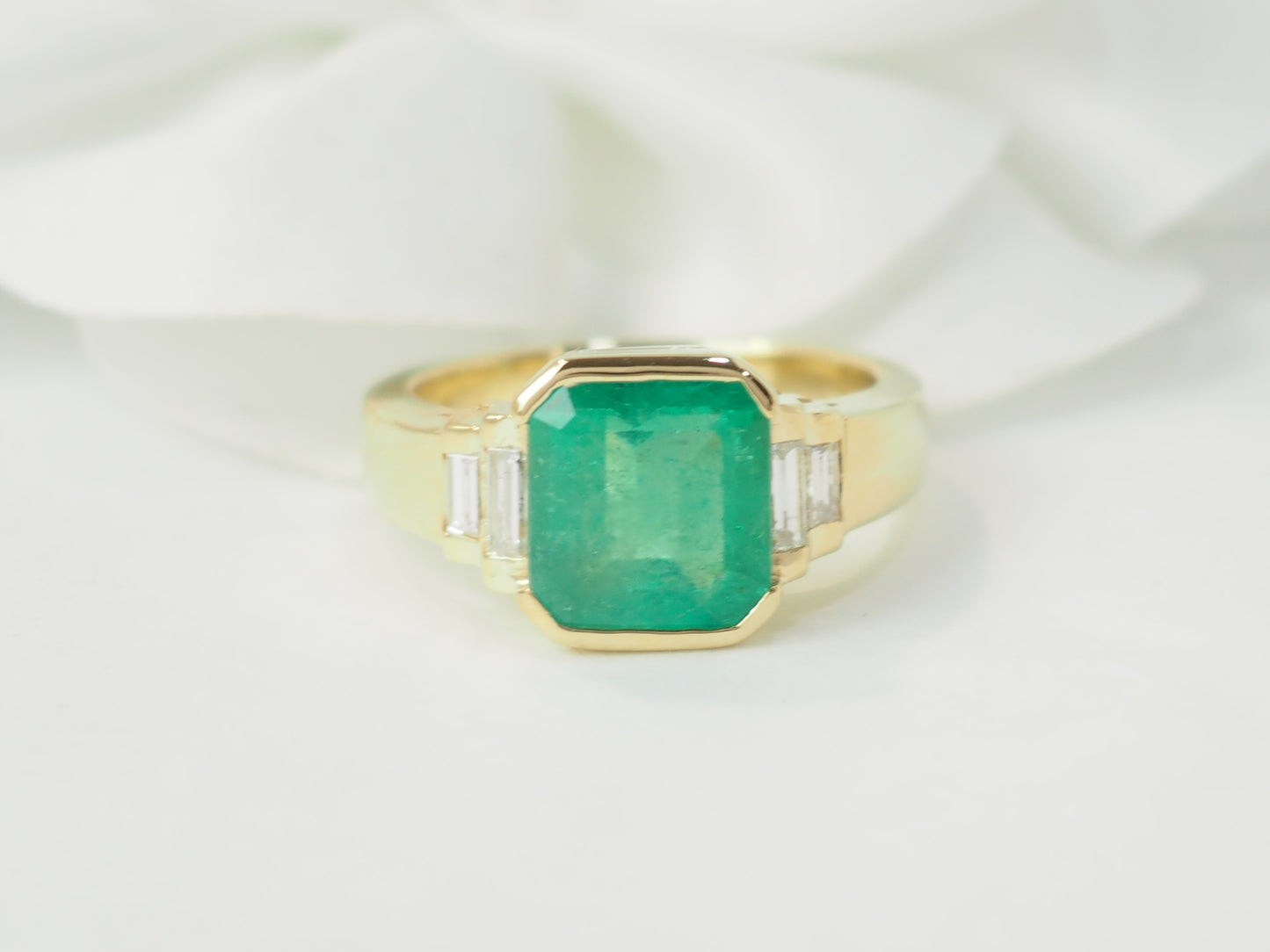 Bague en or jaune, émeraude et diamants