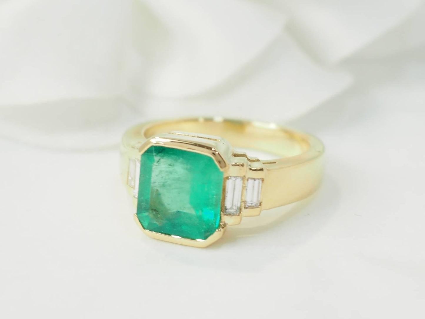 Bague en or jaune, émeraude et diamants