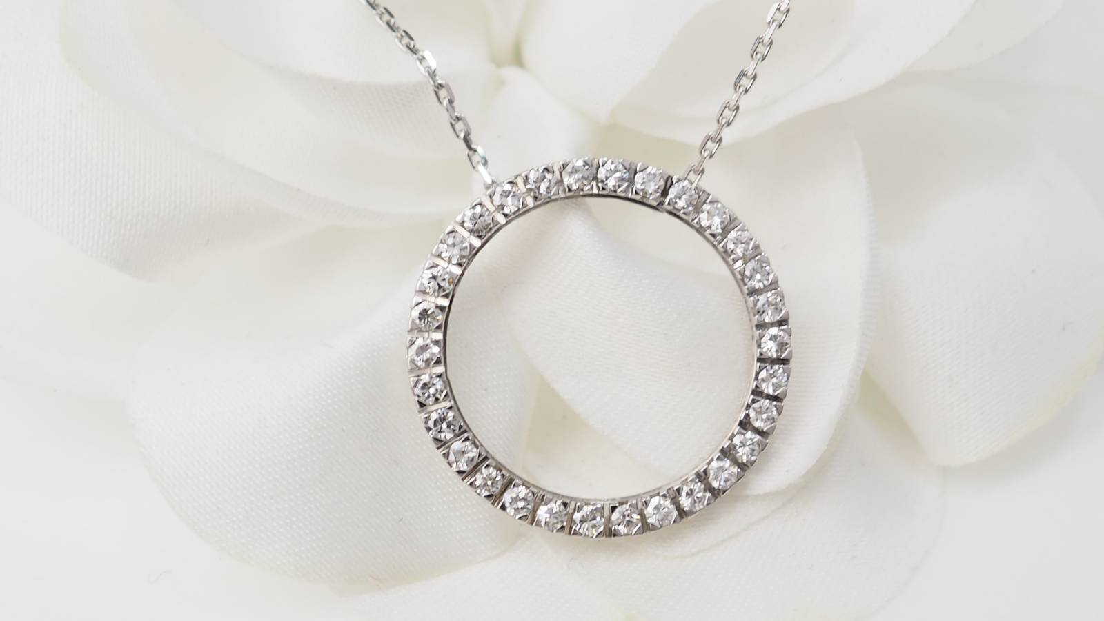 Collier en or blanc et diamants