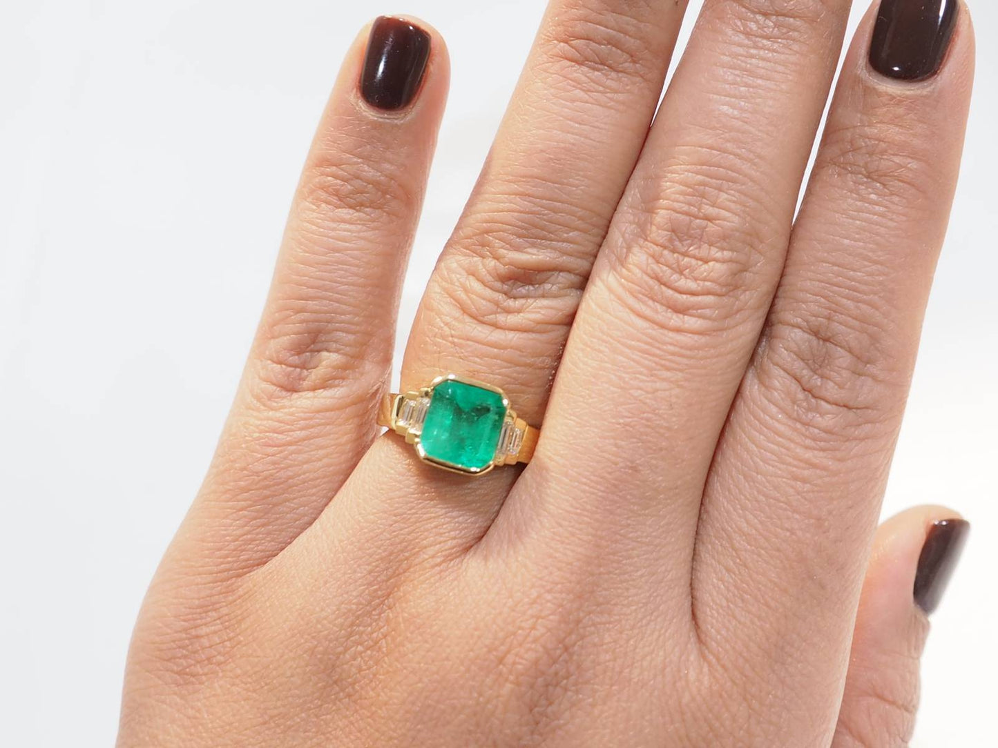 Bague en or jaune, émeraude et diamants