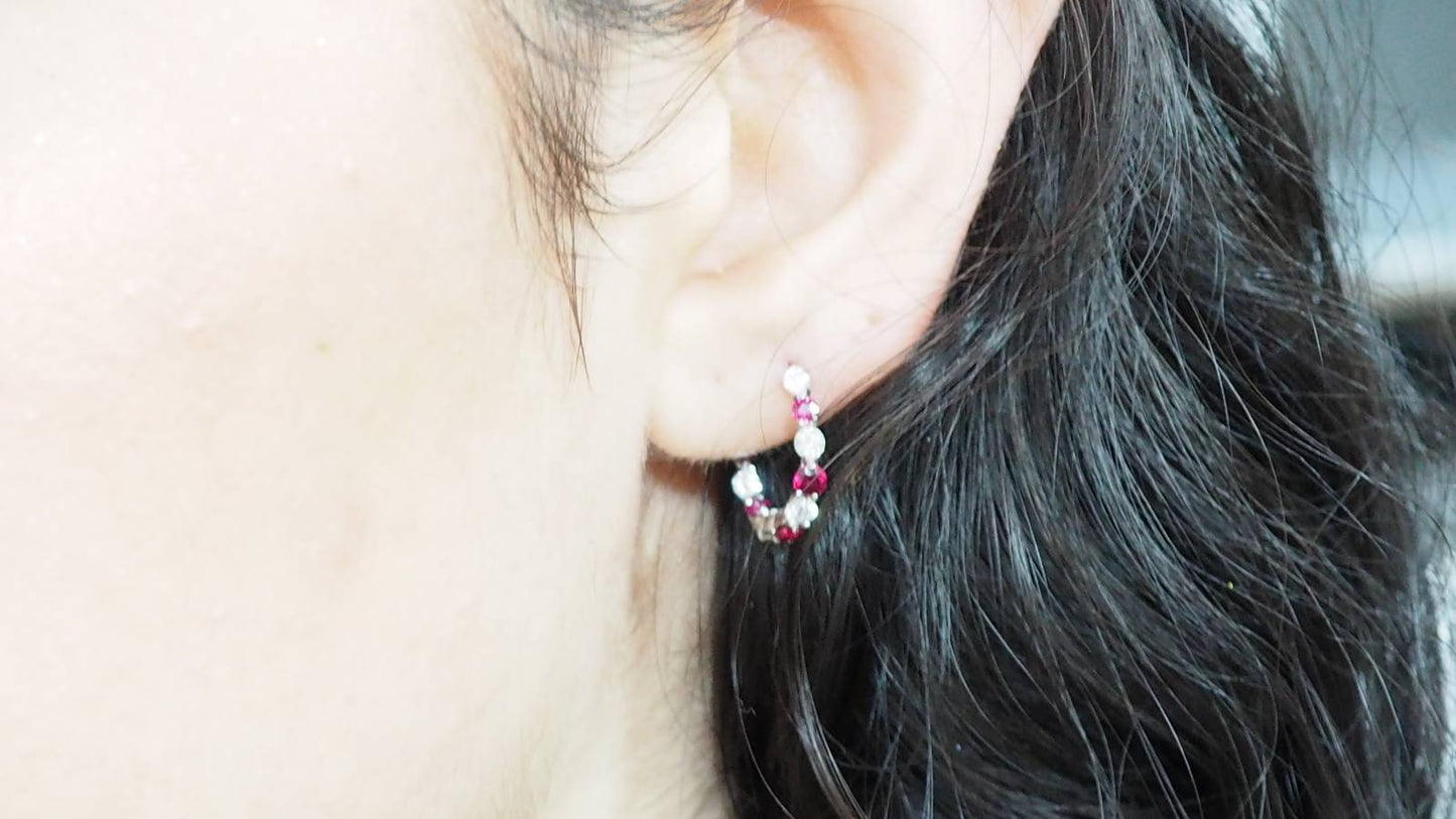 Boucles d'oreilles créoles en or blanc, rubis et diamants