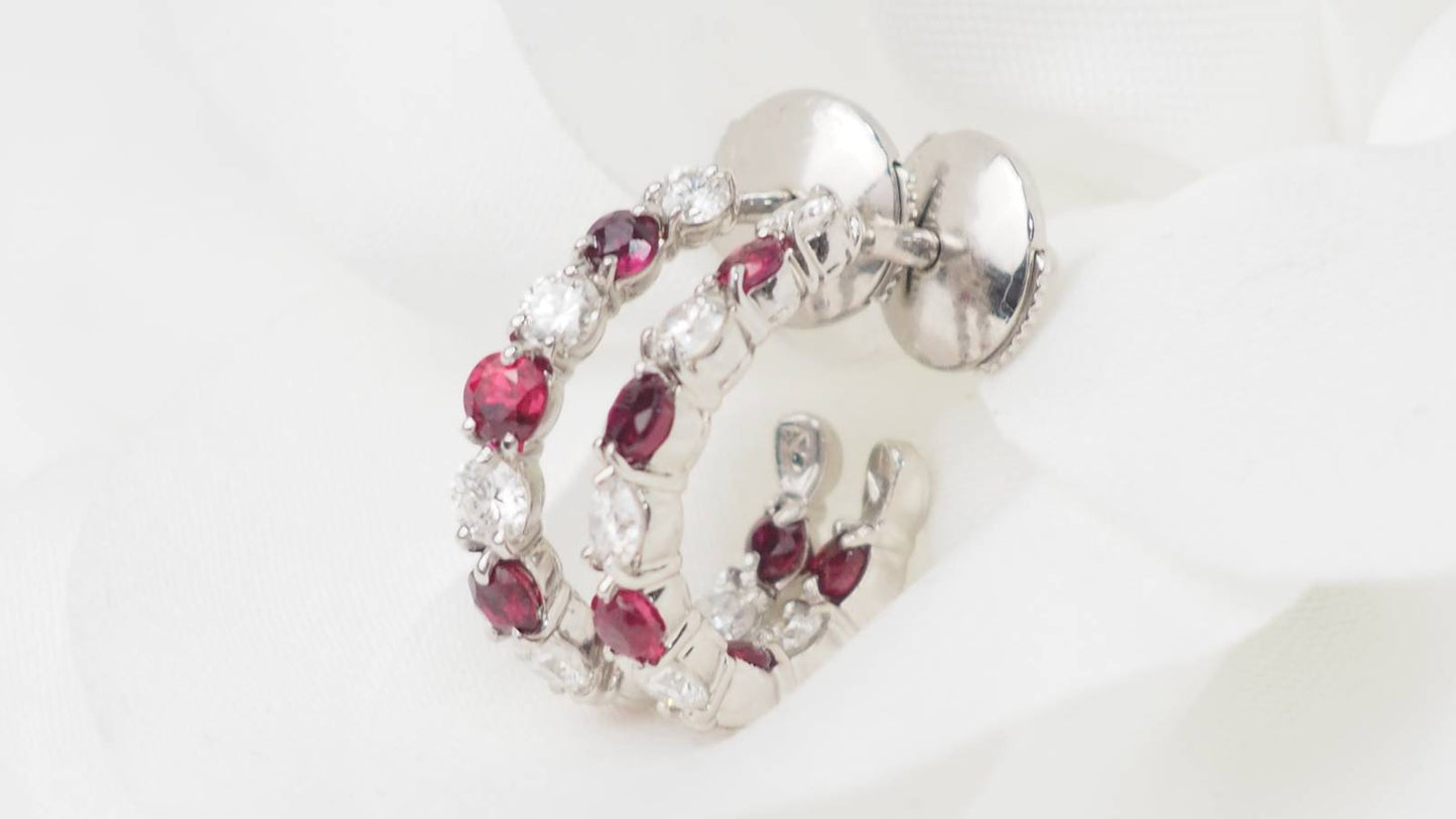 Boucles d'oreilles créoles en or blanc, rubis et diamants