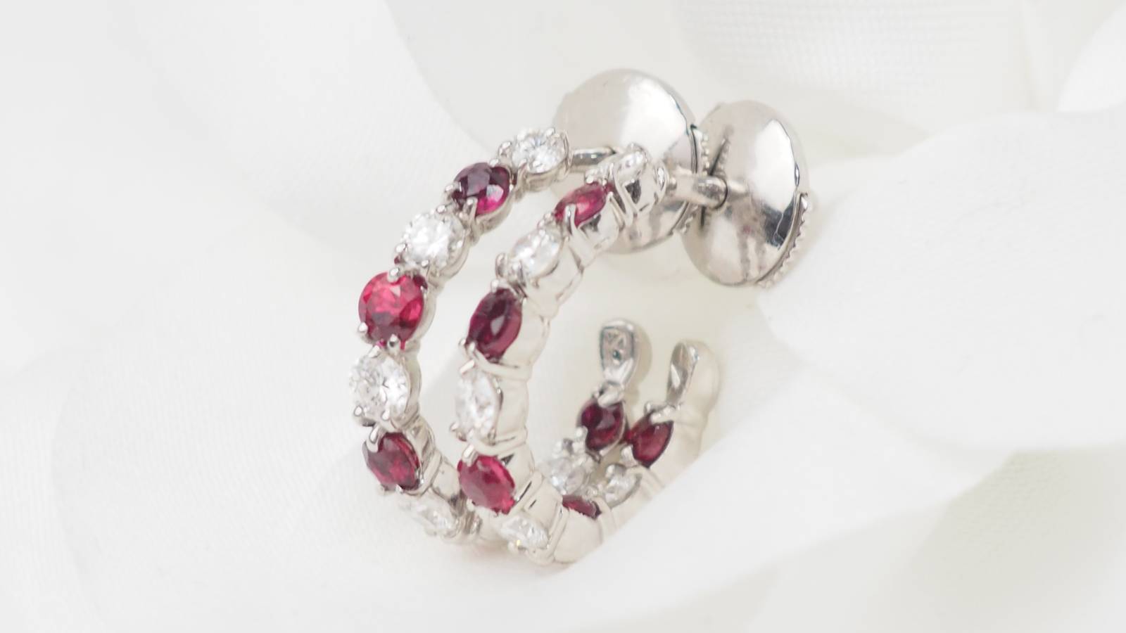 Boucles d'oreilles créoles en or blanc, rubis et diamants