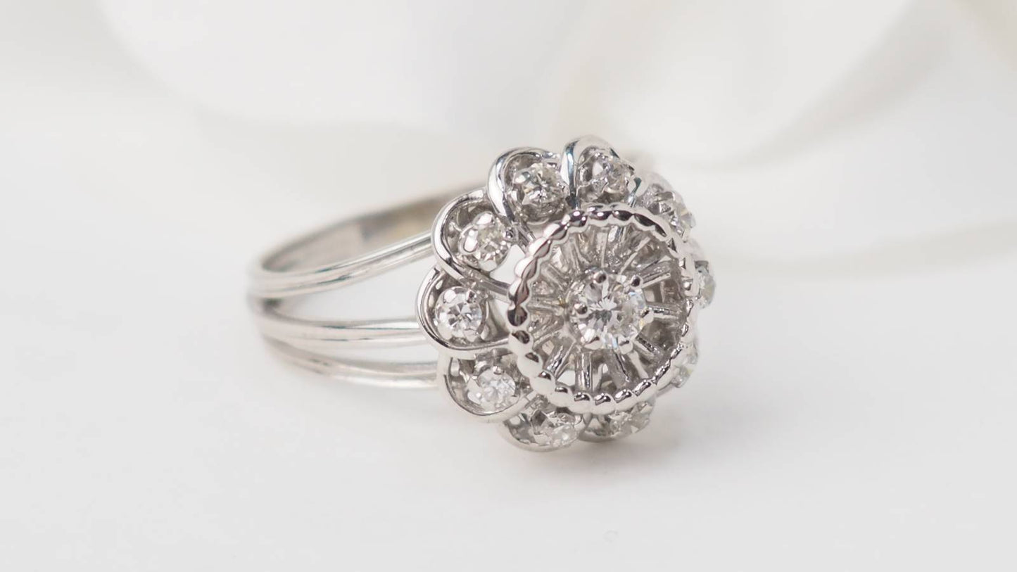 Bague marguerite en or blanc et diamants