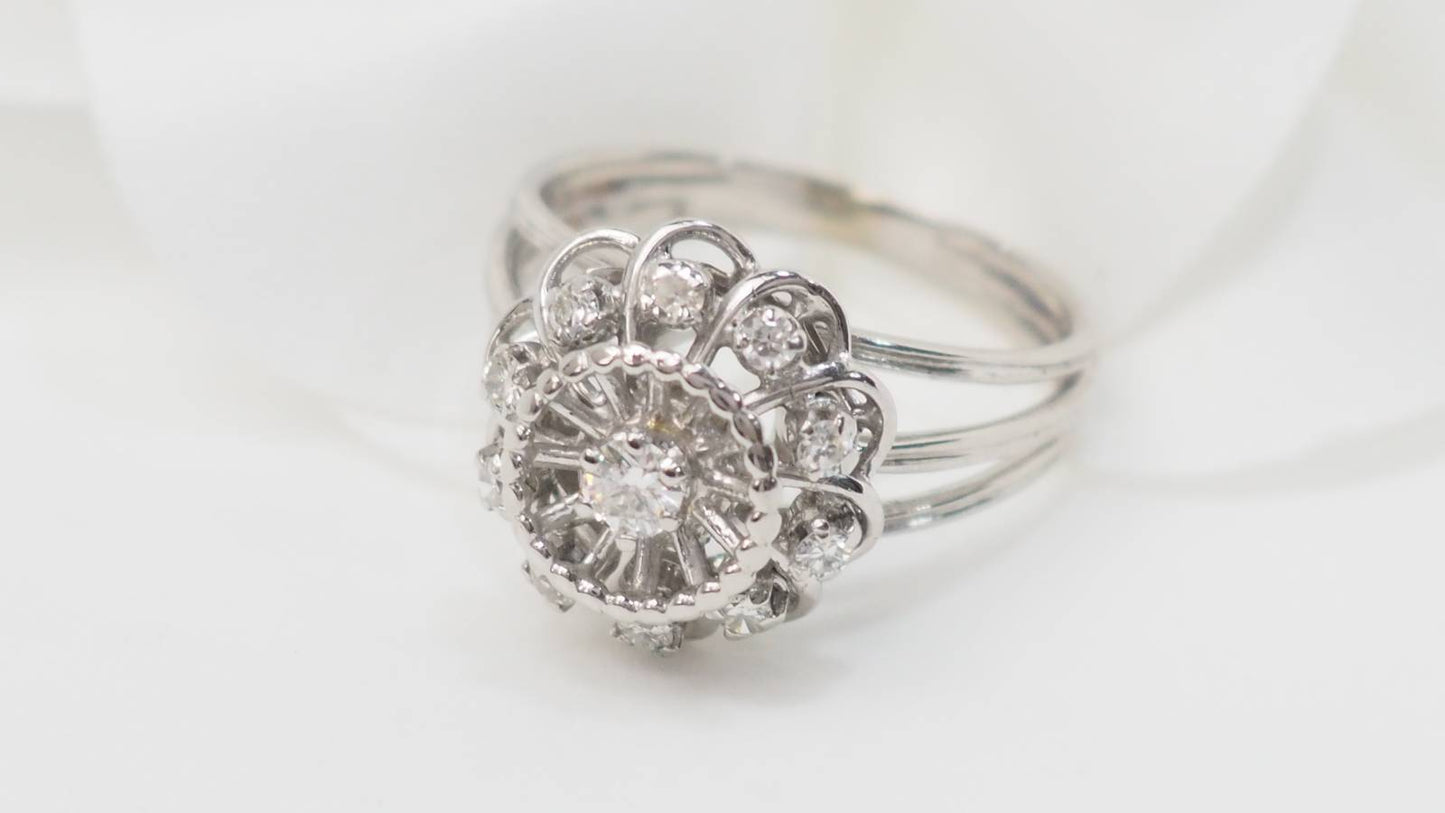 Bague marguerite en or blanc et diamants