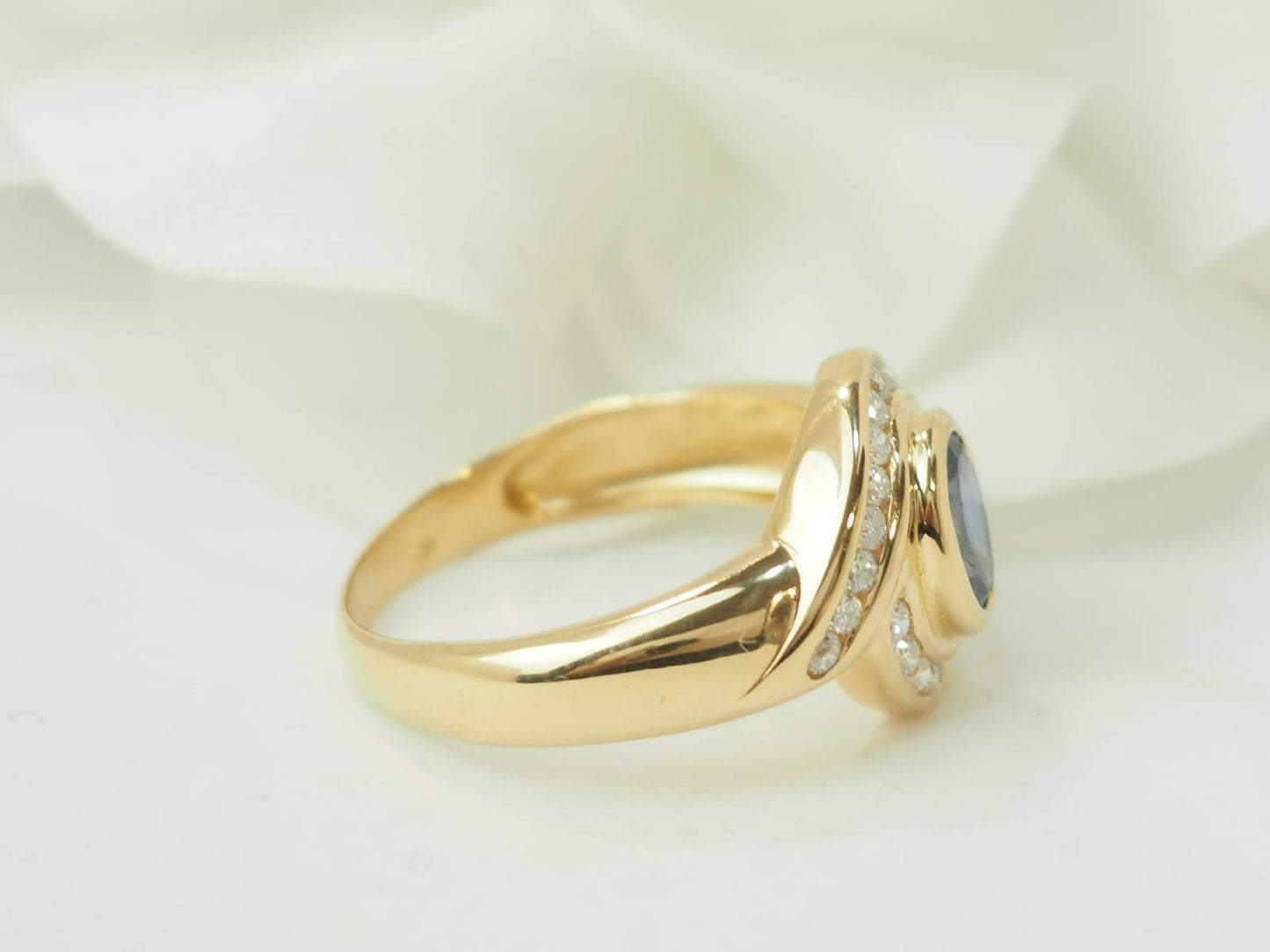 Bague en or jaune, saphir ovale et diamants