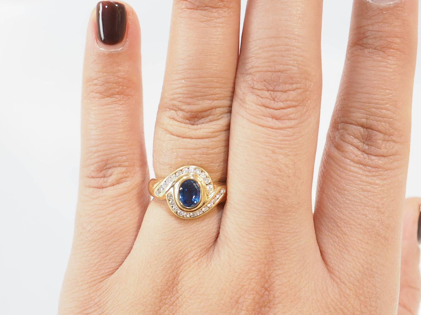 Bague en or jaune, saphir ovale et diamants