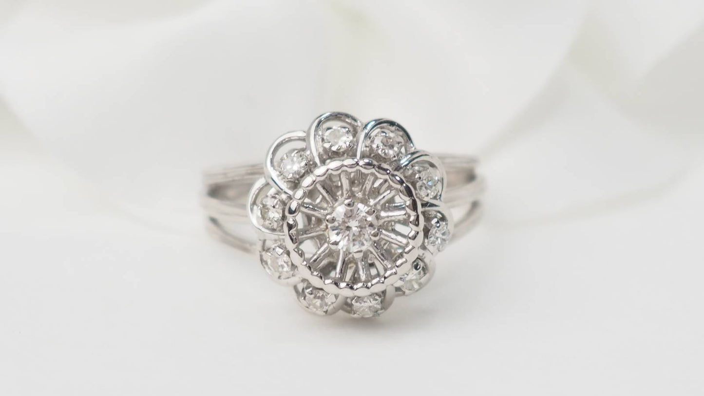 Bague marguerite en or blanc et diamants