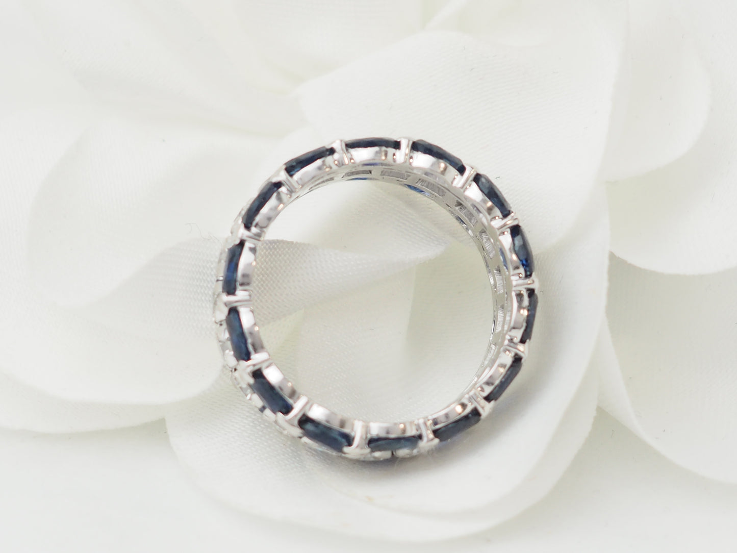 Bague alliance en or blanc, saphirs et diamants