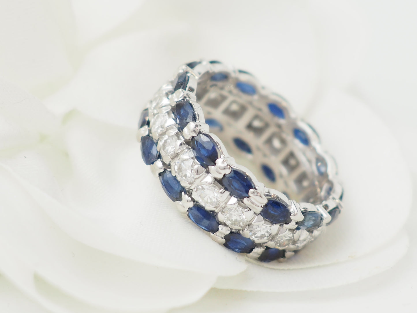 Bague alliance en or blanc, saphirs et diamants