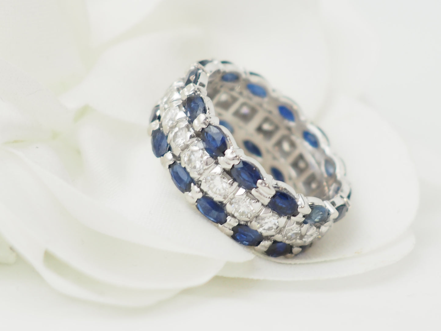 Bague alliance en or blanc, saphirs et diamants