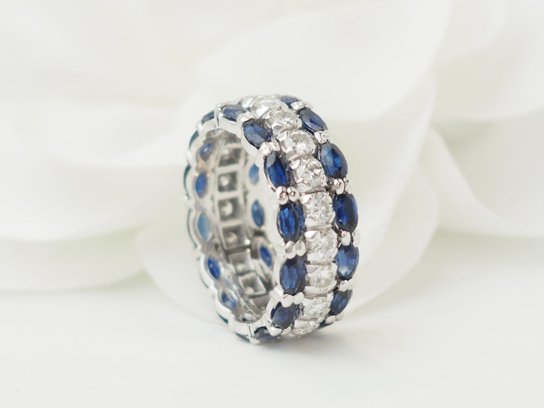 Bague alliance en or blanc, saphirs et diamants