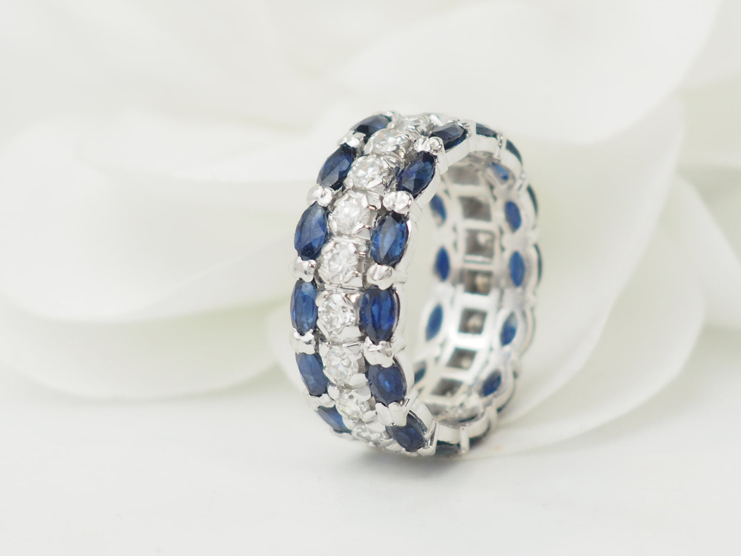 Bague alliance en or blanc, saphirs et diamants