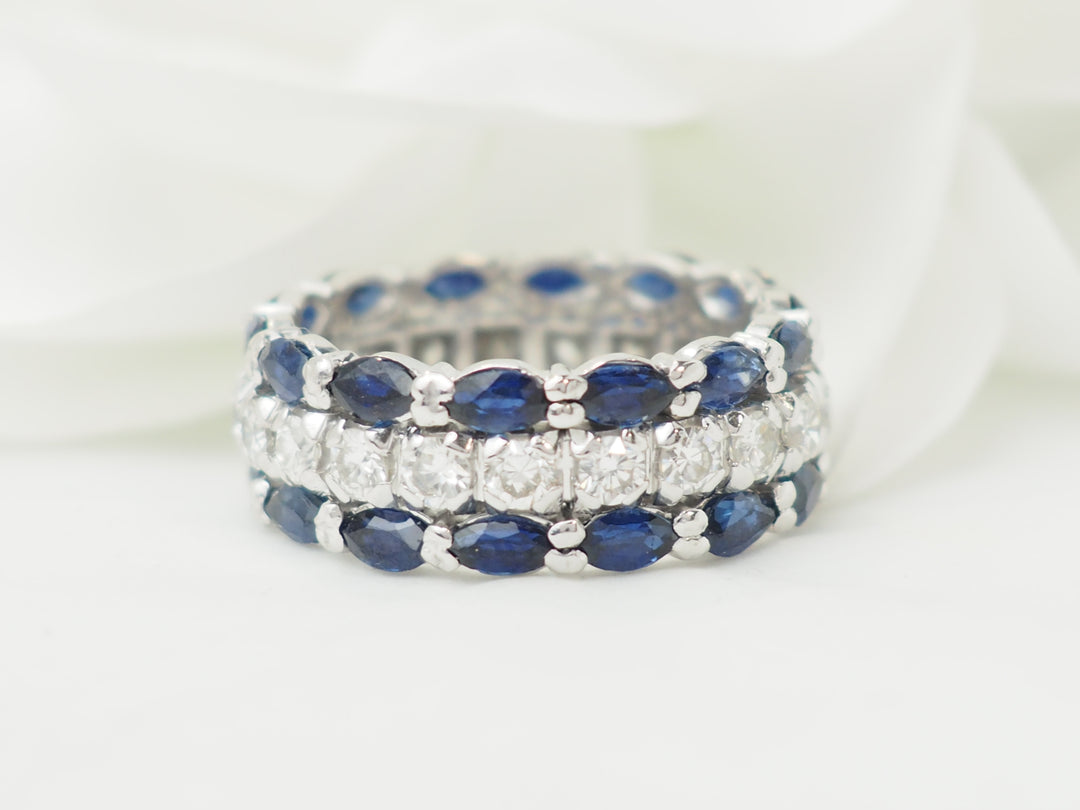 Bague alliance en or blanc, saphirs et diamants