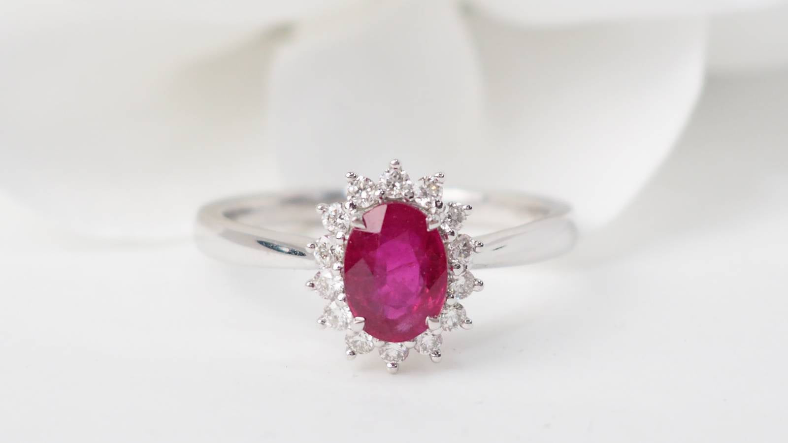 Bague marguerite en or blanc avec rubis