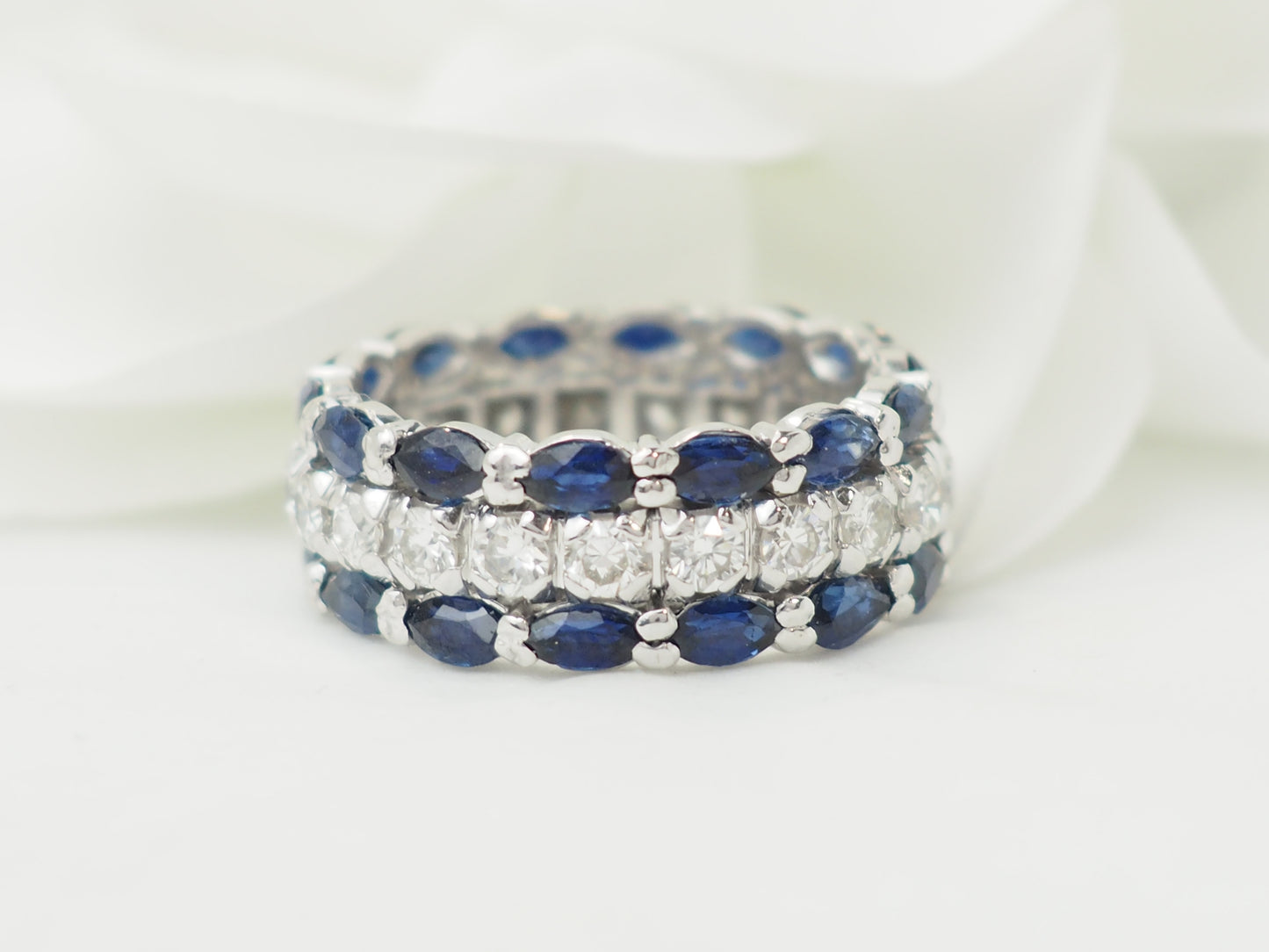 Bague alliance en or blanc, saphirs et diamants