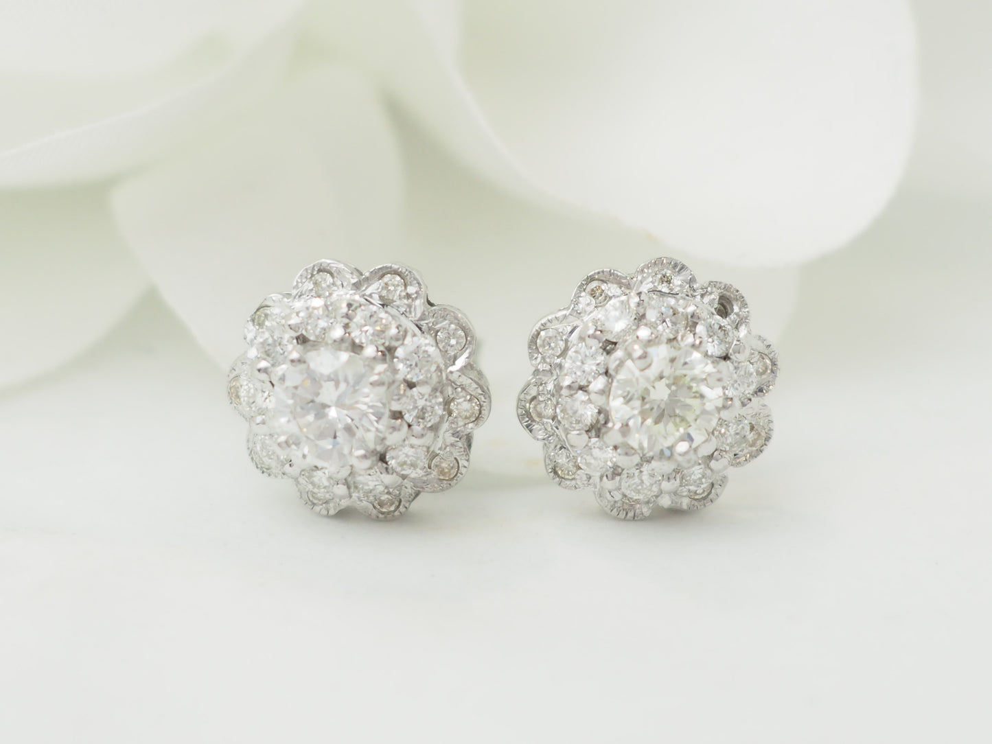 puces d'oreilles en or blanc et diamants pas cher