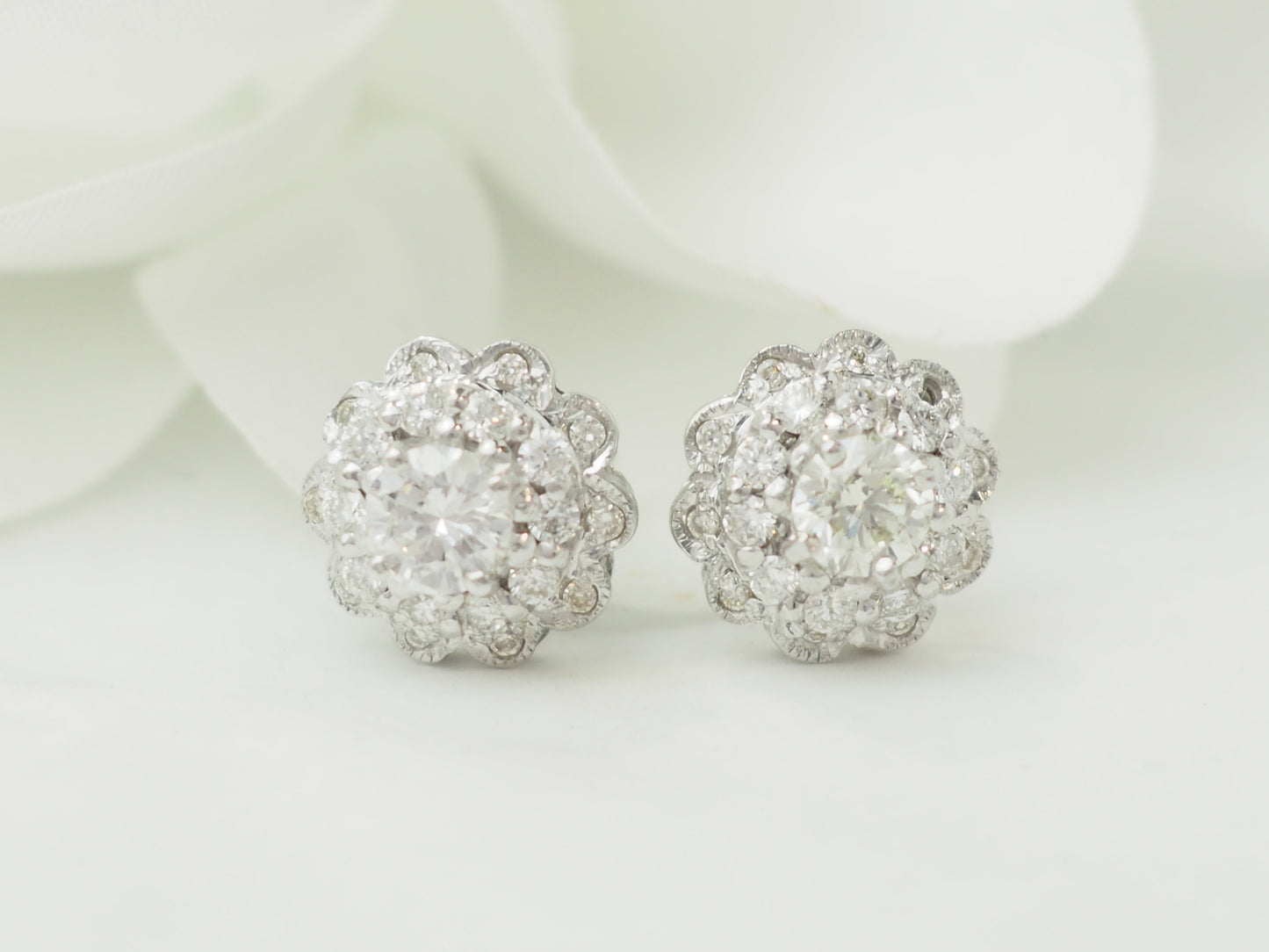 Puces d'oreilles en or blanc et diamants