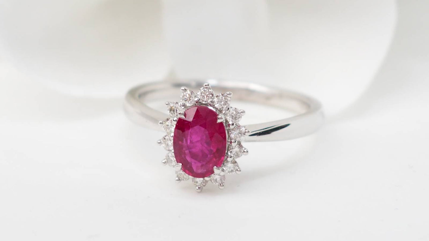 Bague marguerite en or blanc, rubis ovale et diamants