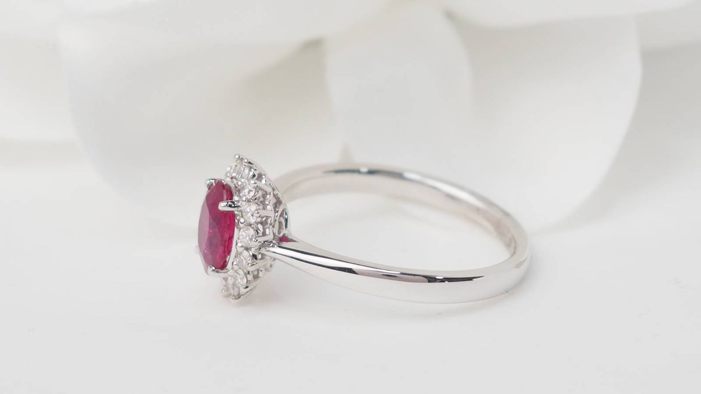 Bague marguerite en or blanc, rubis ovale et diamants