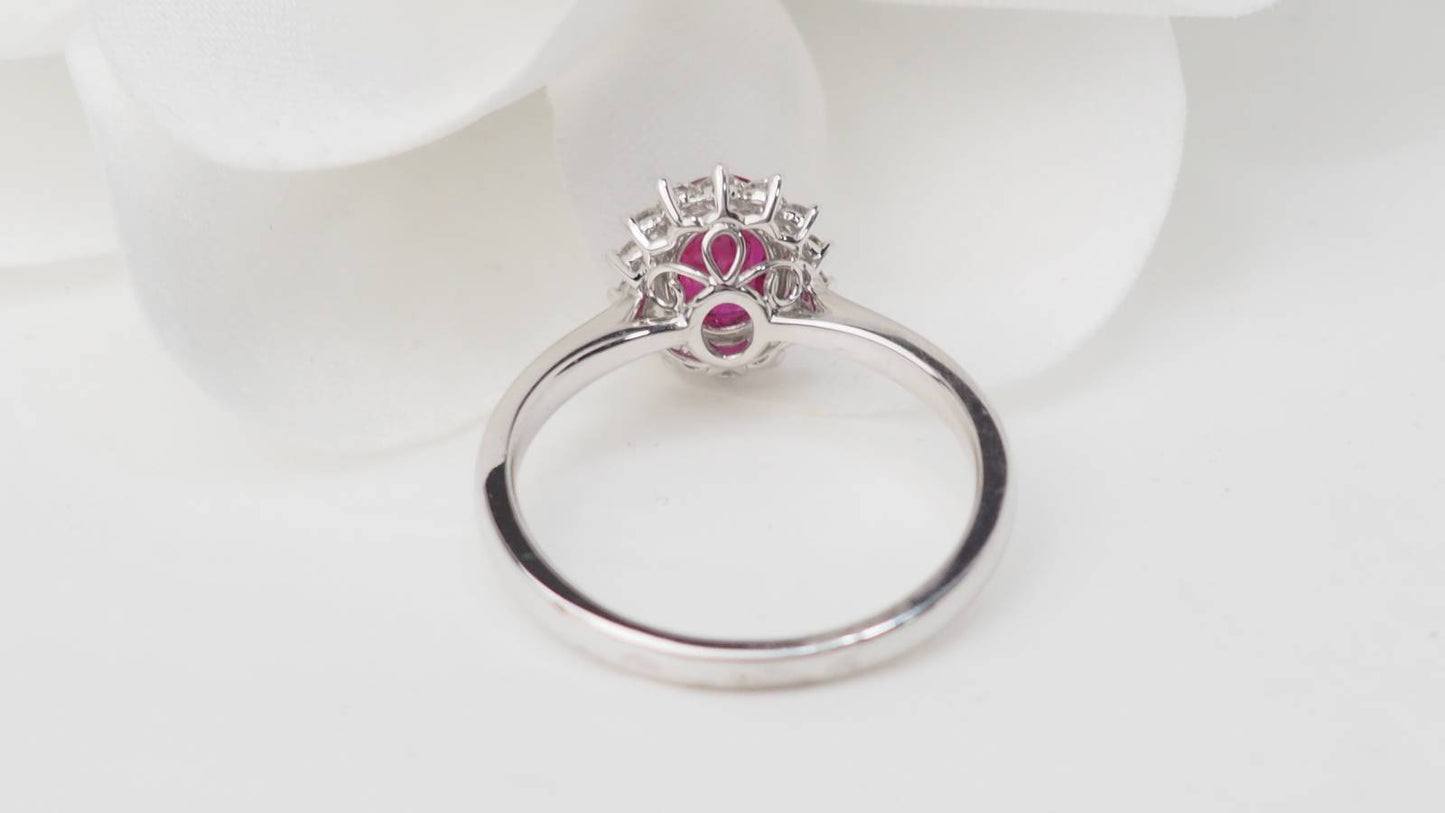 Bague marguerite en or blanc, rubis ovale et diamants