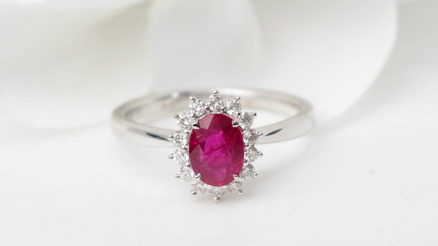 Bague marguerite en or blanc, rubis ovale et diamants