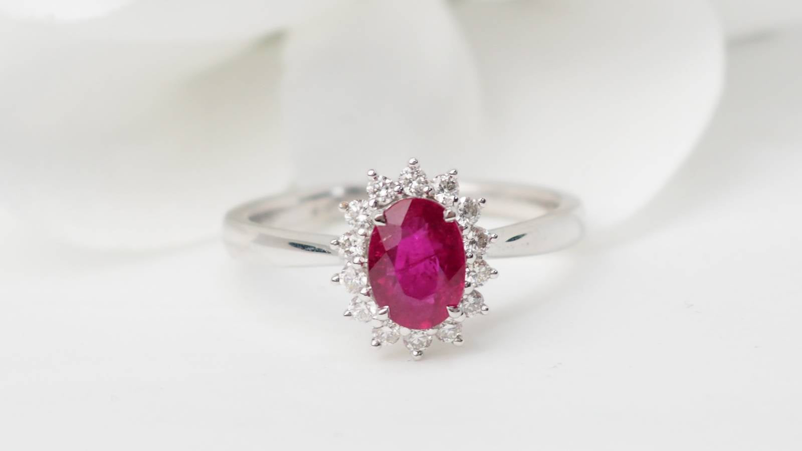 Bague marguerite en or blanc, rubis ovale et diamants 