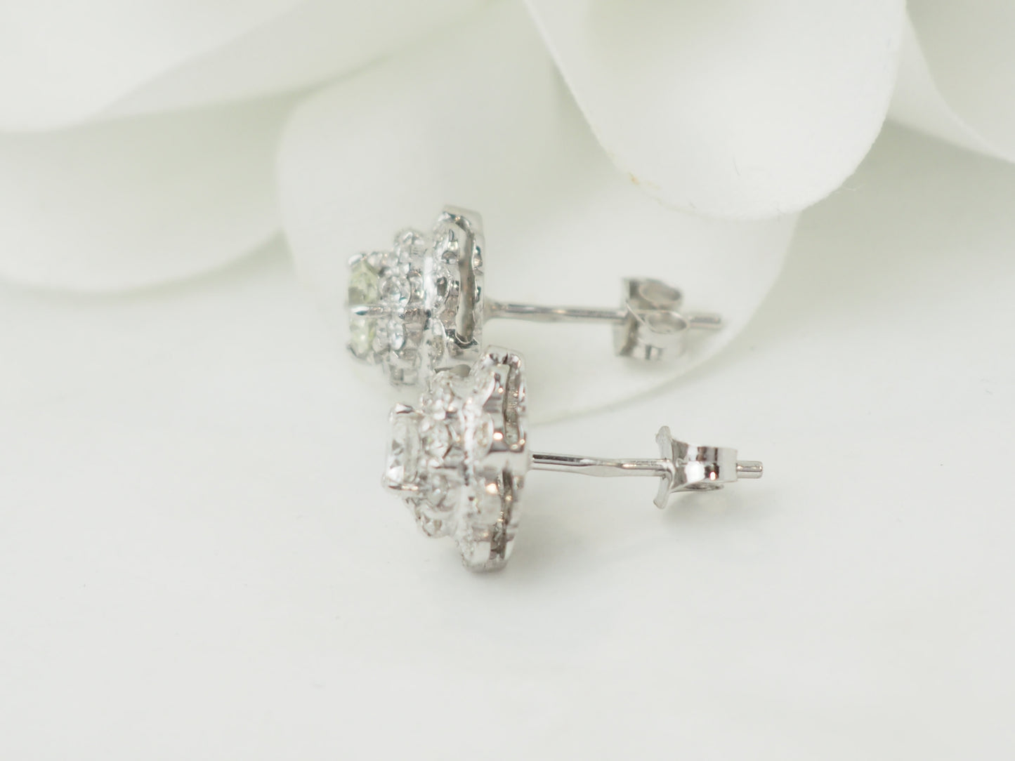 Puces d'oreilles en or blanc et diamants