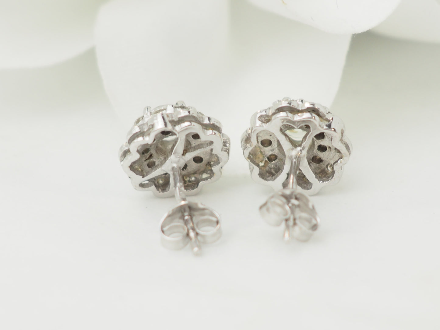 Puces d'oreilles en or blanc et diamants