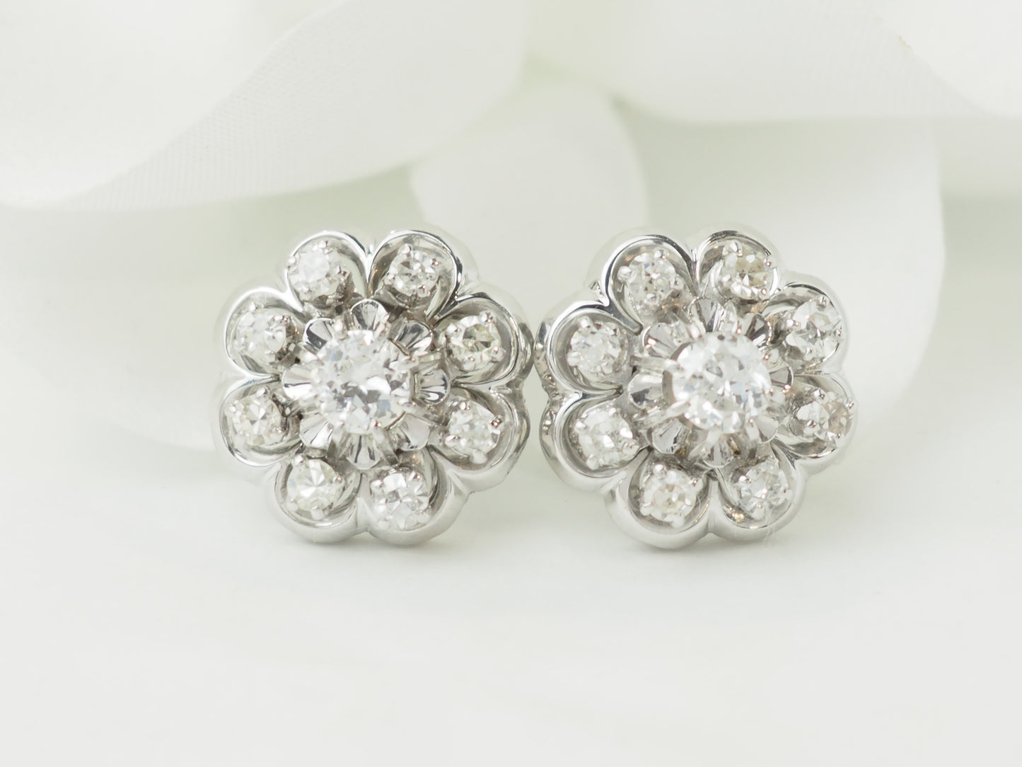 Boucles d'oreilles marguerites en or blanc et diamants