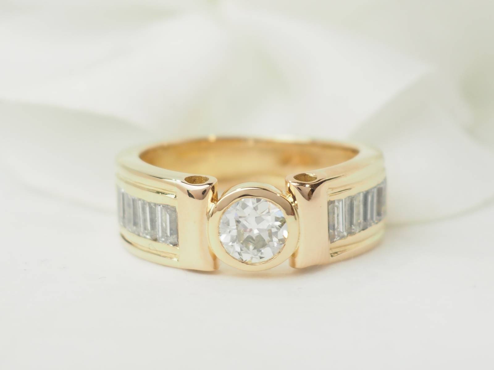 Bague ruban en or jaune et diamants 