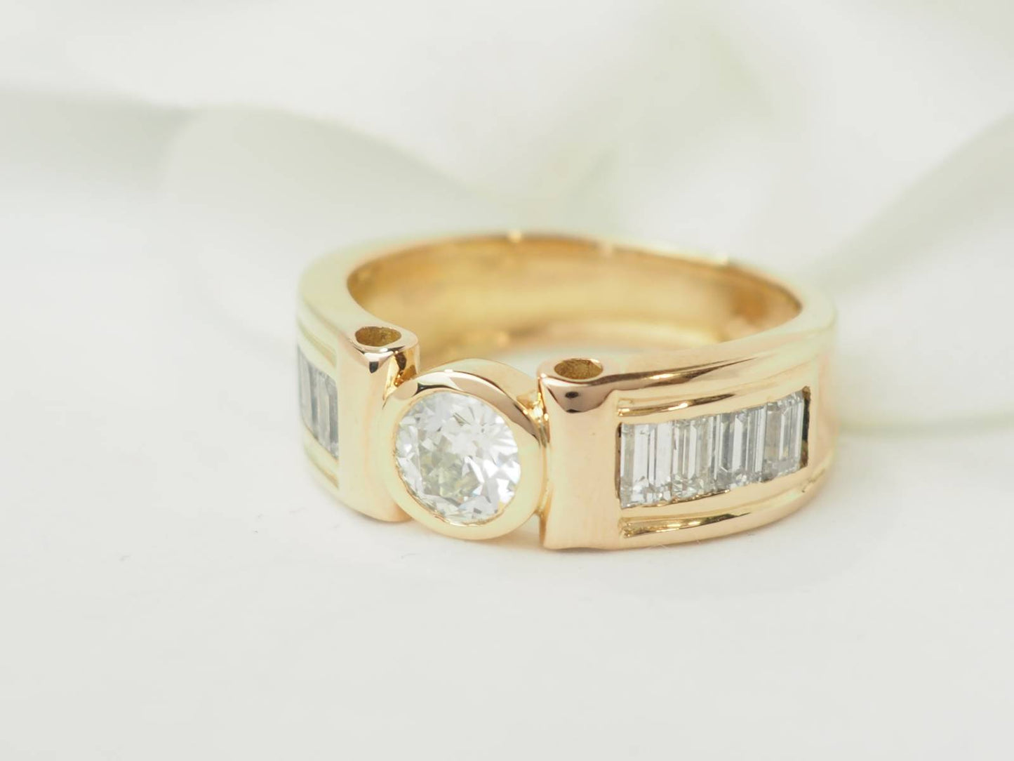 Bague ruban en or jaune et diamants