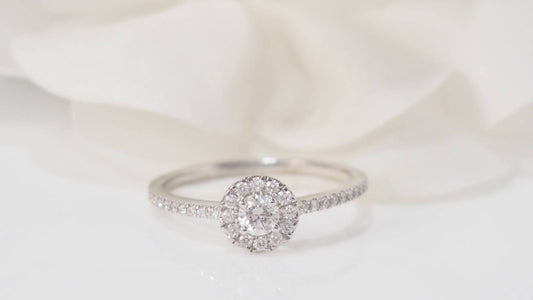 Bague solitaire en or blanc et diamant