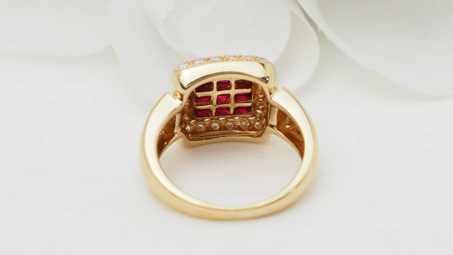 Bague carrée en or jaune, rubis et diamants