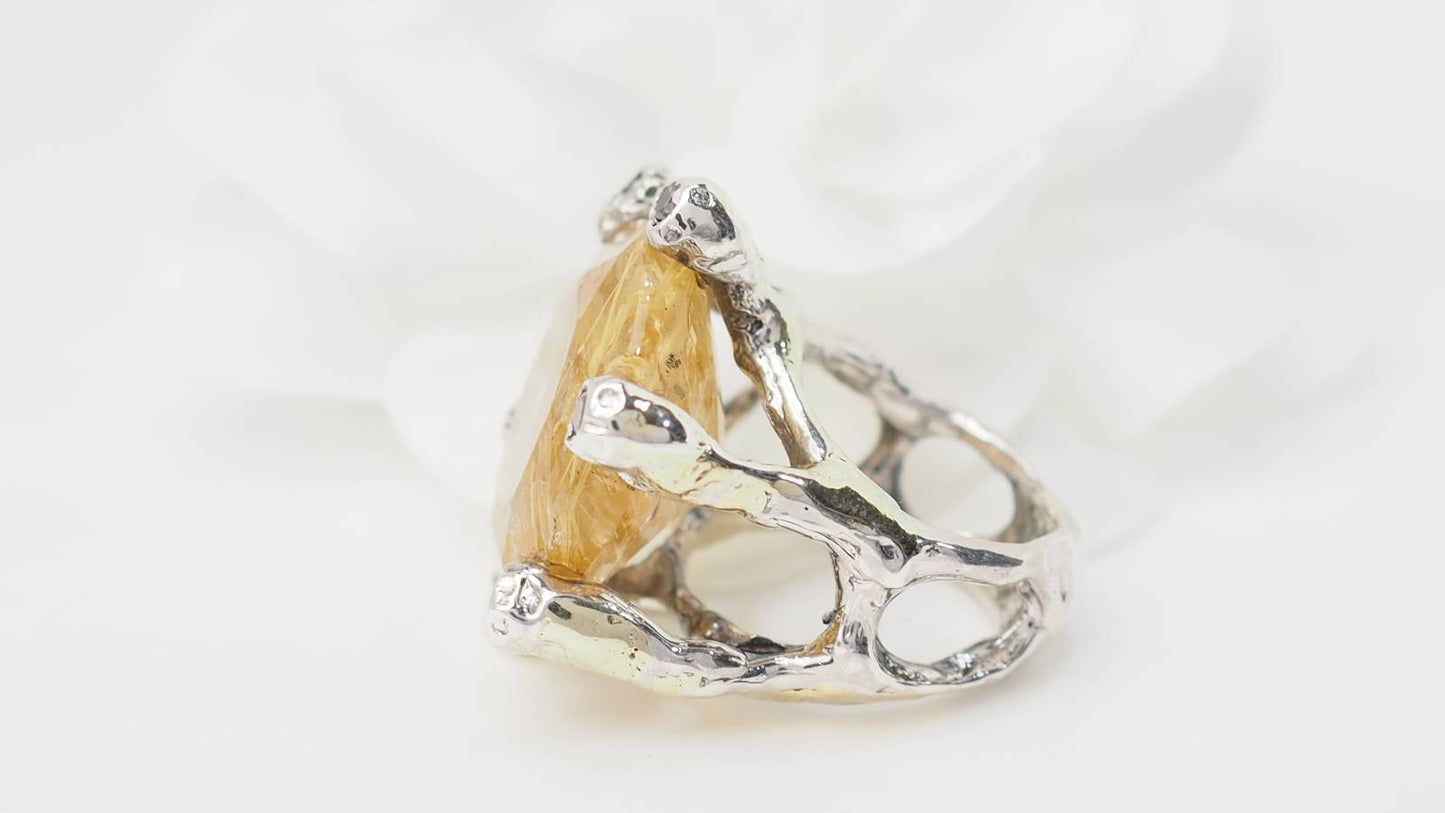 Bague importante en argent, quartz rutile et diamant cognac