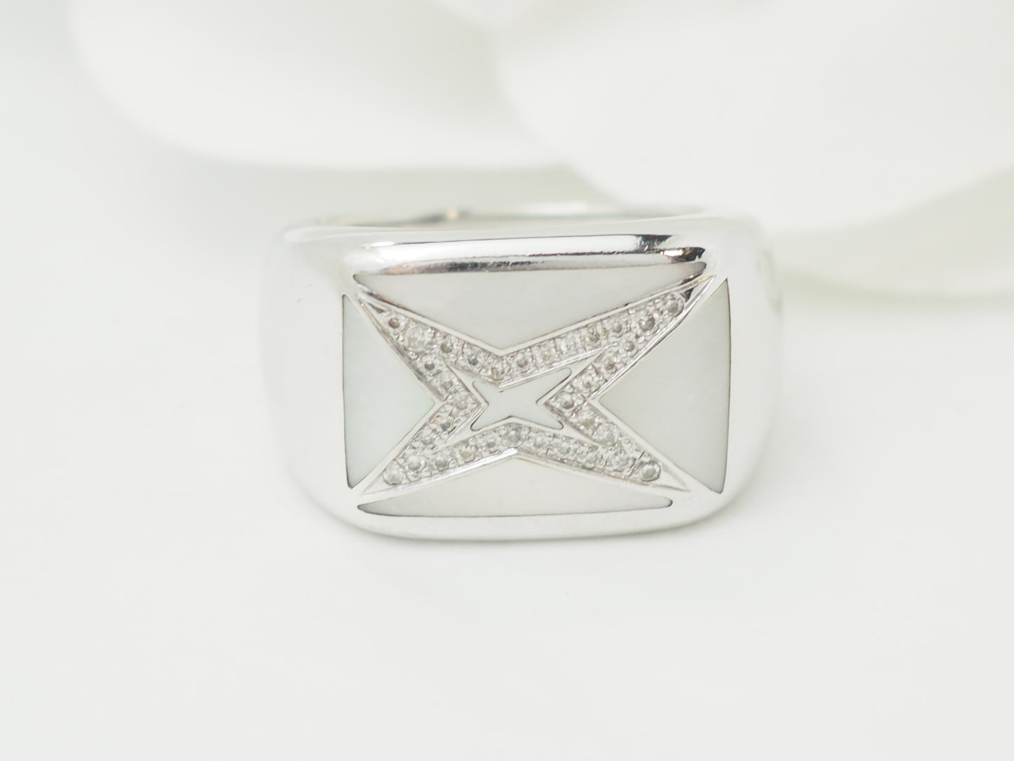 Bague Mauboussin "Grande vie" en or blanc, Nacre et diamants