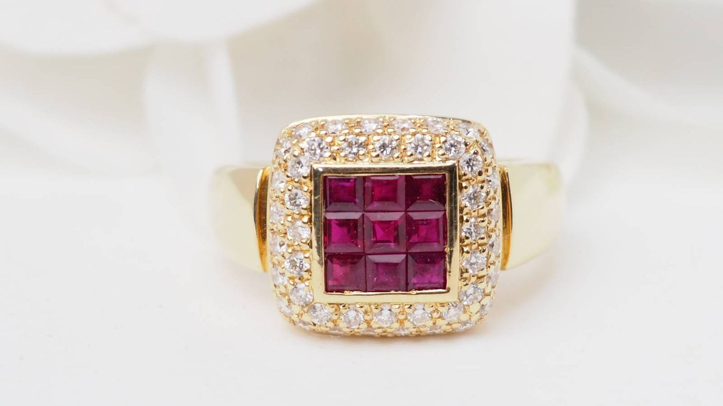 Bague carrée en or jaune, rubis et diamants